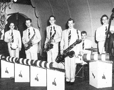 Rolf Ericson, Arne Domnérus, Rolf Blomquist, Lars Gullin, Jack Norén och Yngve Åkerberg på Gröna Lunds stora scen 1951.