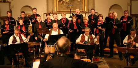 Kören Chianti och Bredbandet Jazz Band i Kärna Kyrka